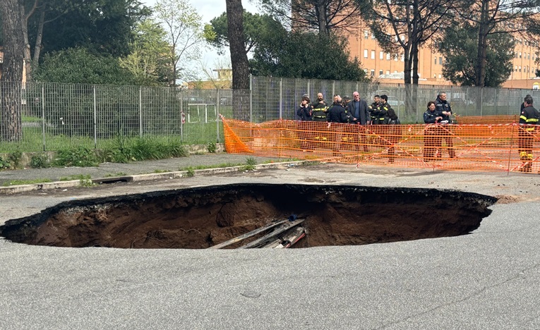 Voragine A Roma Nel Quartiere Quadraro Italiano