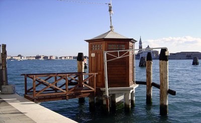 Visita alla cabina mareografica di Punta della Salute nel centro storico di Venezia